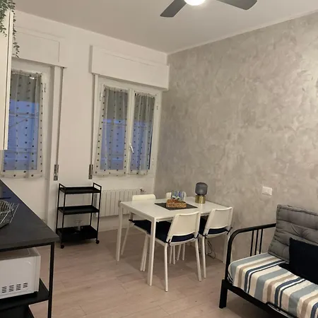 Davanti All'acquario Di Apartamento *